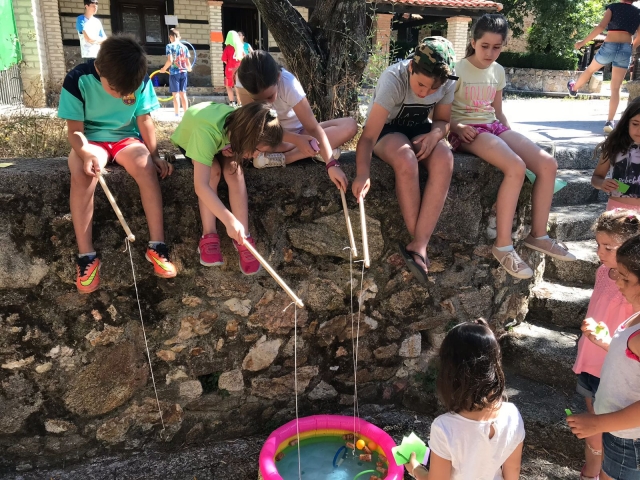  The little ones fishing 