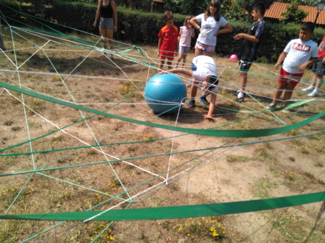  Catching the ball under the ropes 