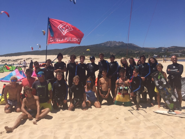 Alumnos de la escuela de kite