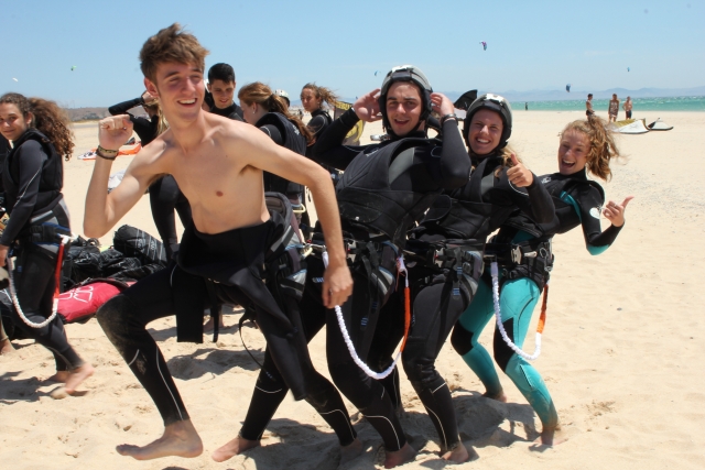 Kitesururfistas en fila