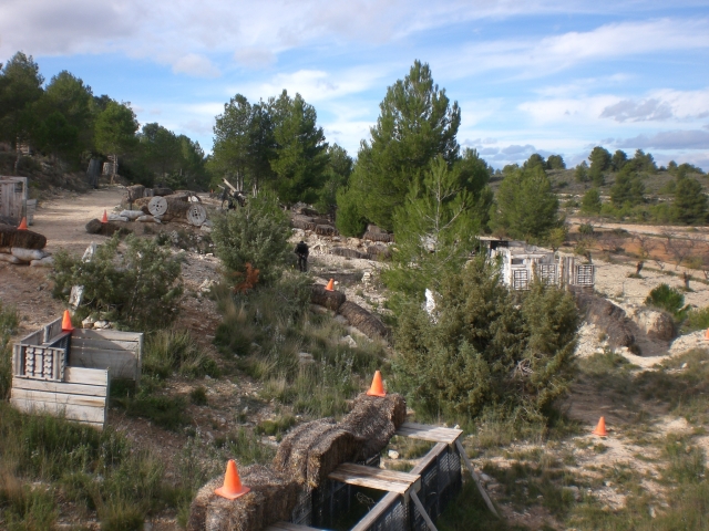  Obstacles in natural paintball field 