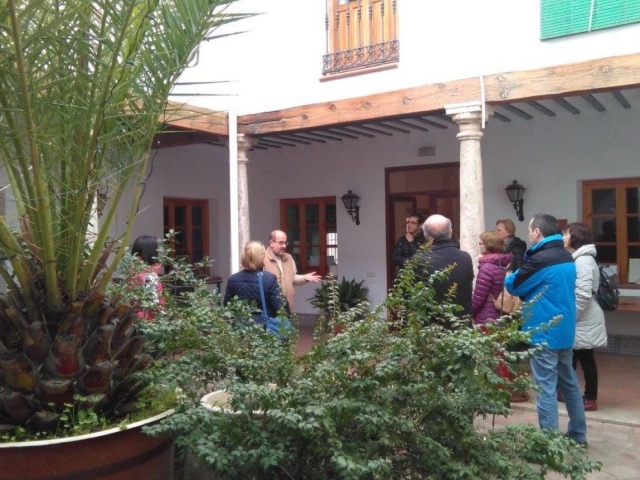  Betreuung des Reiseführers im Innenhof 