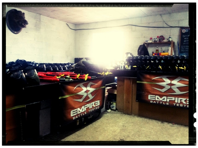 Interior de la caseta del campo de paintball
