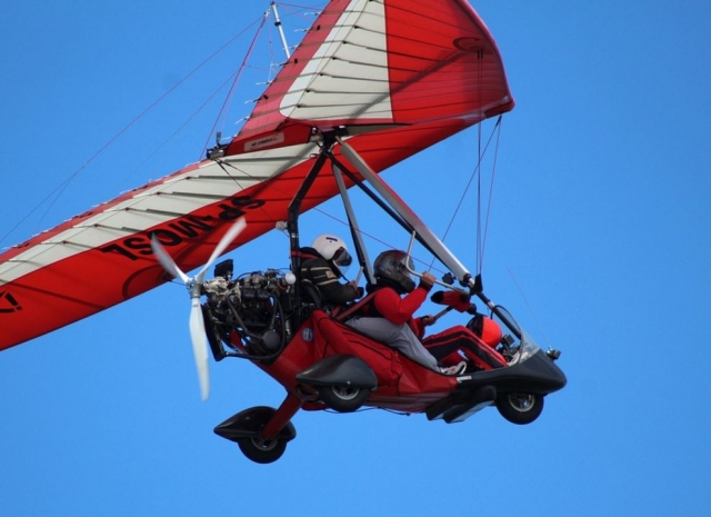 Vuelo con piloto de ala delta con motor