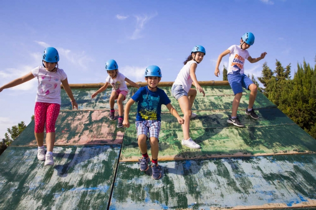  Bambini che scendono dalla rampa di legno della pista americana