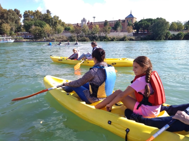 Escursione in kayak con la famiglia 