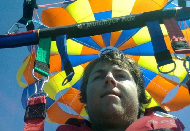 Ocupanle del parasailing