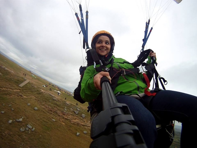 Chica con camara en mano en el biplaza