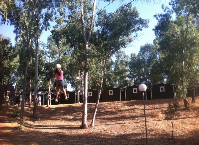 Bajando en la tirolina en el campamento