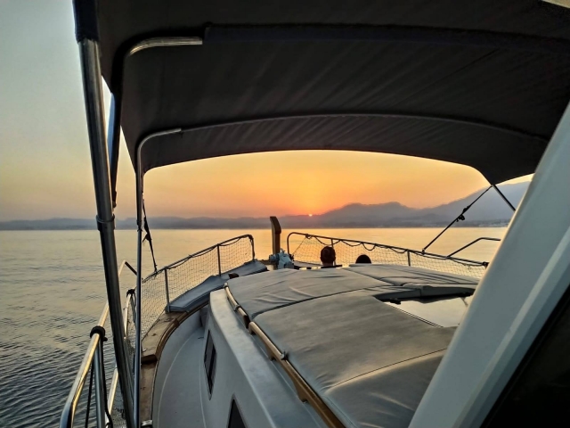  Assistere al tramonto dalla barca 