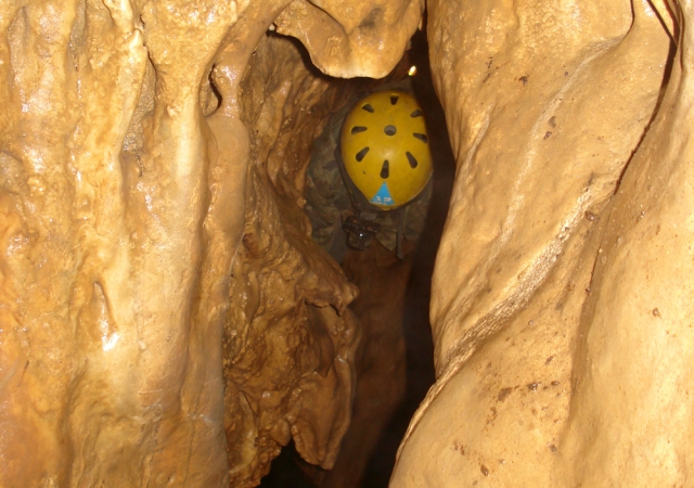 Uno de los pasos en la cueva