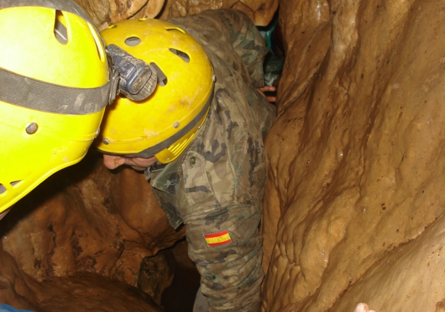 Espeleología en cueva natural de Leon