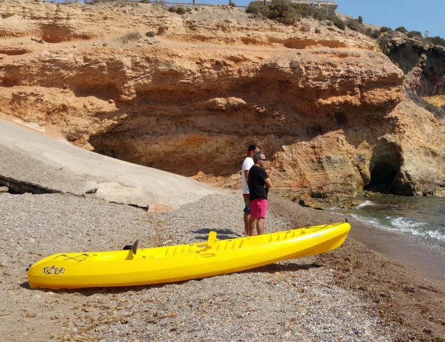 e-19711962-observando-el-mar-junto-al-kayak14677294195967.jpg