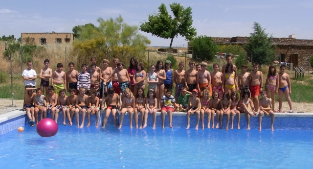 Recinto piscina con edificio albergue al fondo