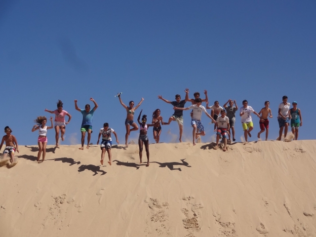Todos saltando en la duna