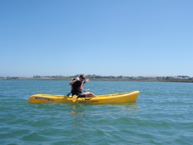 Chica en kayak amarillo