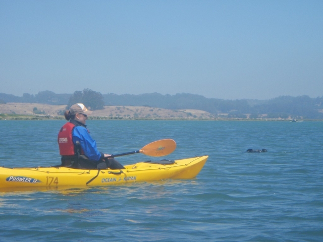 En kayak con gorra