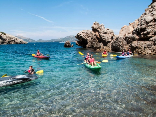 navegando en kayak en alta mar
