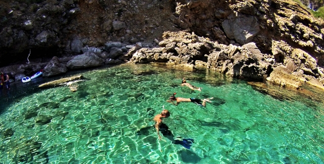 personas buceando en una cala de mallorca