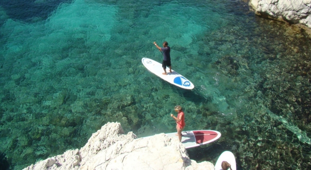 vista aerea de dos personas practicando paddle board