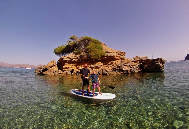 dos personas en una tabla de paddle board