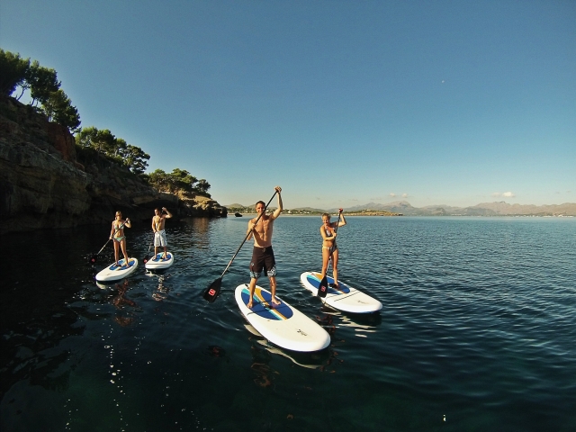 cuatro personas practicando paddle