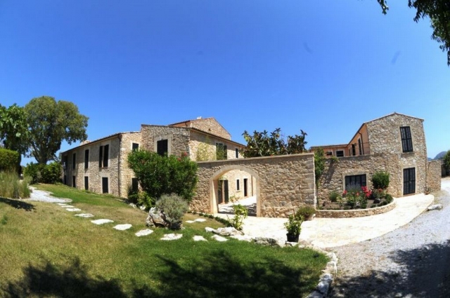 casa de piedra rodeada de cesped