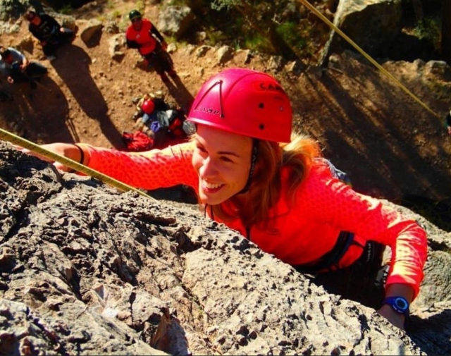 Escaladora de casco rojo