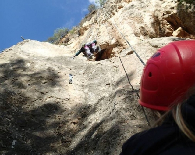 Vigilando al companero de escalada