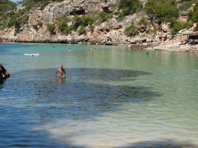 hombre banandose en una cala de mallorca