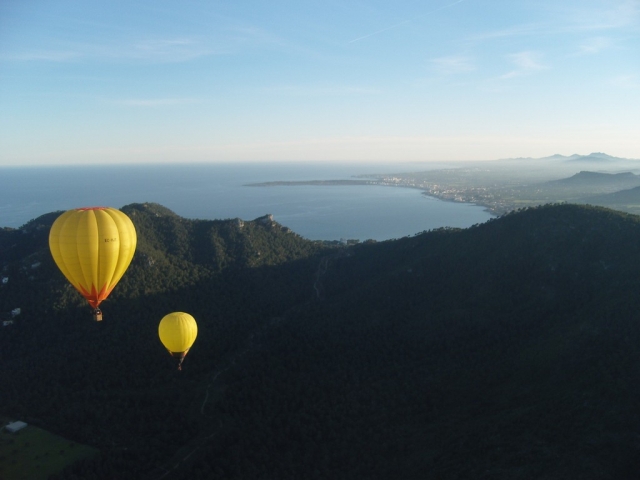 Globo sobre costas mallorquinas