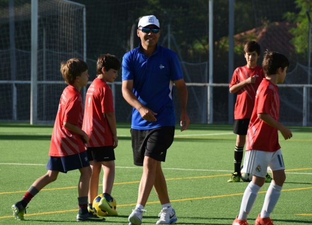  Allenatore con i giocatori in campo 