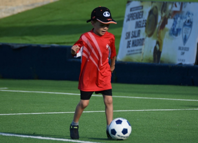  Giovane calciatore nel campus 
