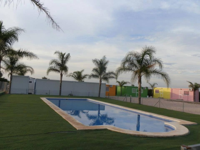 Amplia piscina en el campamento