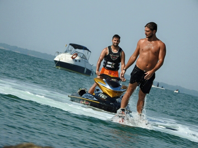 Empezando el vuelo junto a la moto