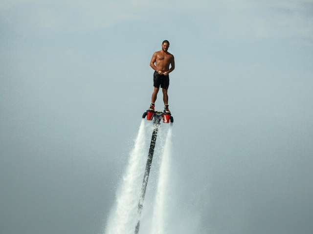 Manteniendose erguido sobre la tabla