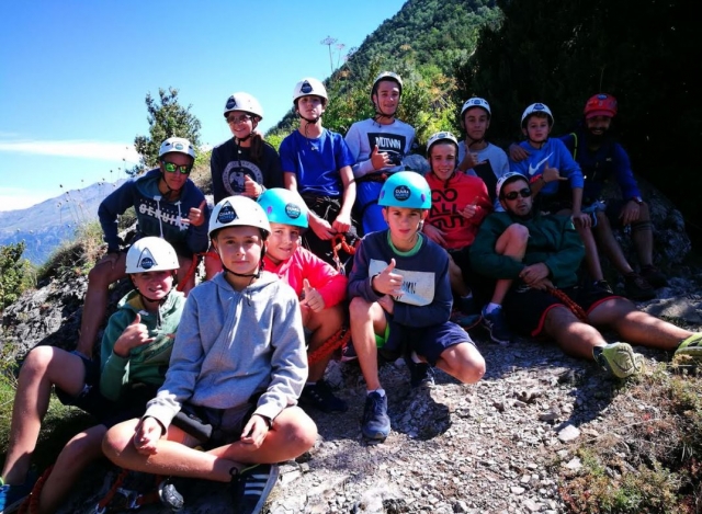 Grupo de jovenes campistas