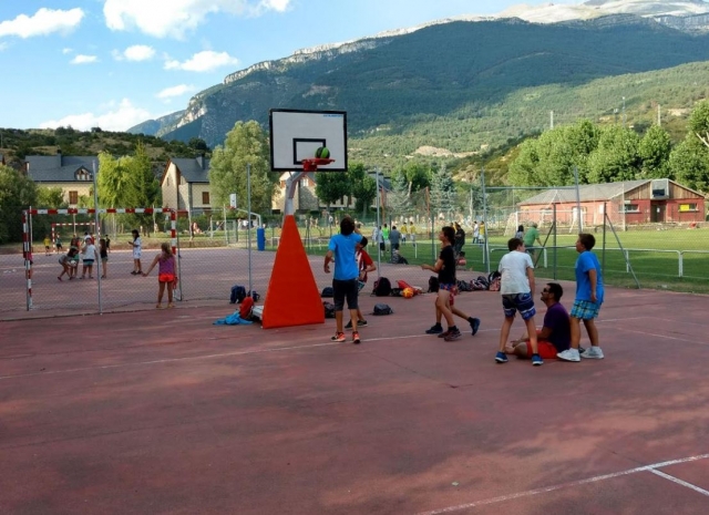 Jugando al baloncesto