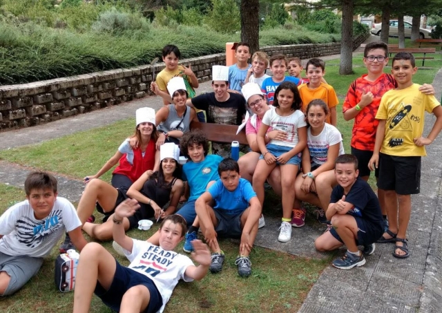 LLevando gorros de papel
