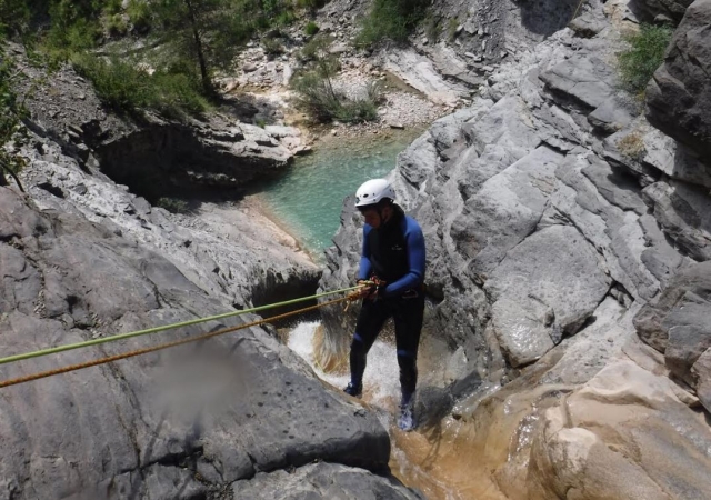 Rapel con cuerda en el barranco
