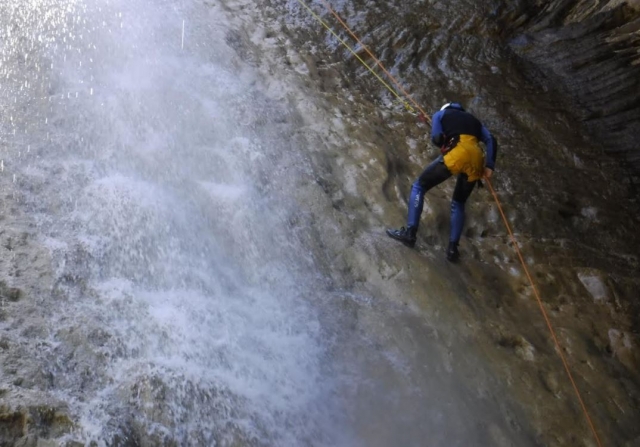 Rapelando el barranco acuatico
