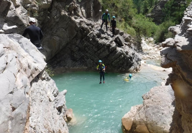 Salto a la poza natural