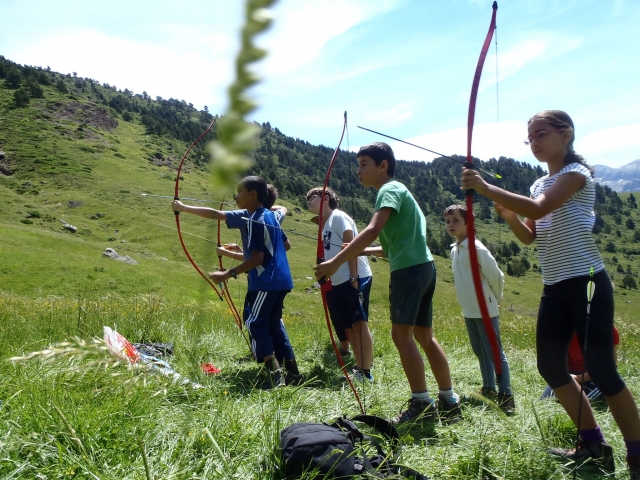 chicos practicando tiro con arco.JPG