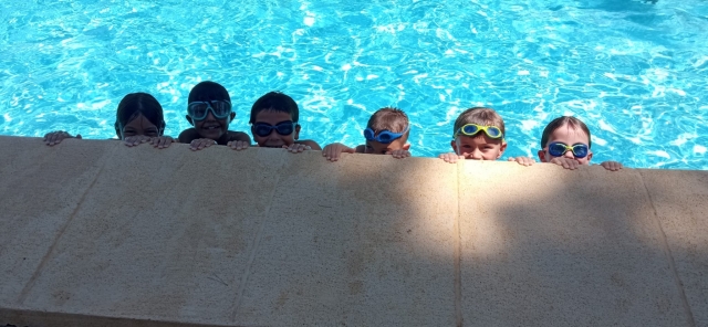  Kinder im Pool 