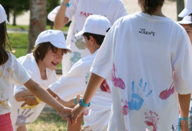  Holding hands 