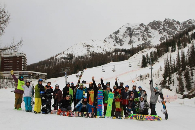 grupo de esquiadores