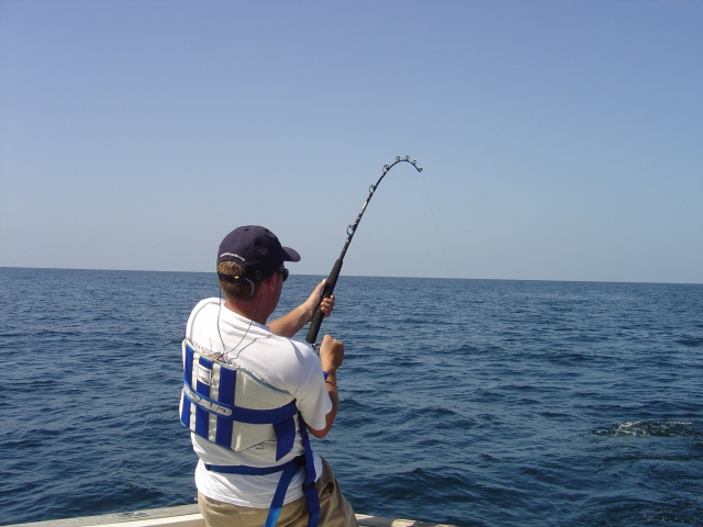 Lanzando la cana al mar