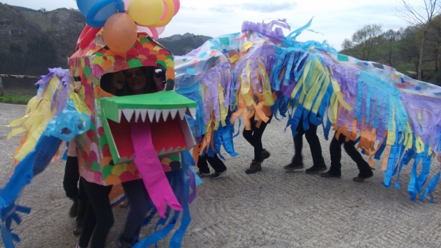 Dragon hecho con papel de colores