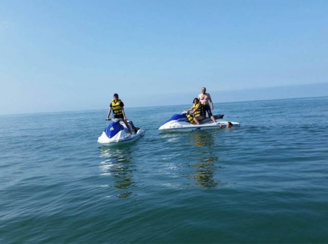 En familia en moto nautica