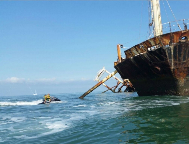 Ruta en moto junto al barco abandonado